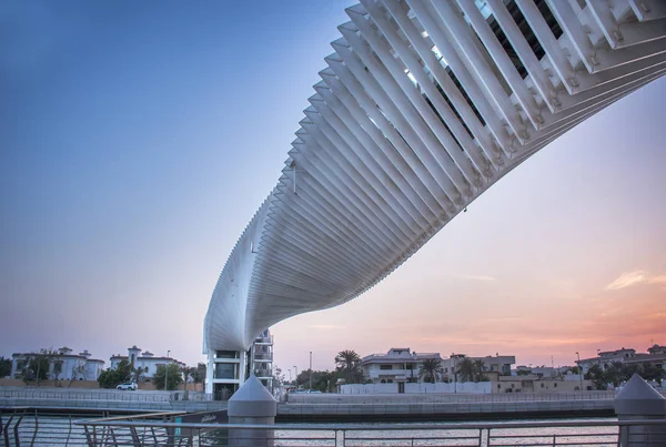 Spiraal brug over Water aquaduct Dubai-nieuwe attractie — Stockfoto