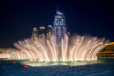 Dubaimall Su Çeşmesi göl gece görünümü