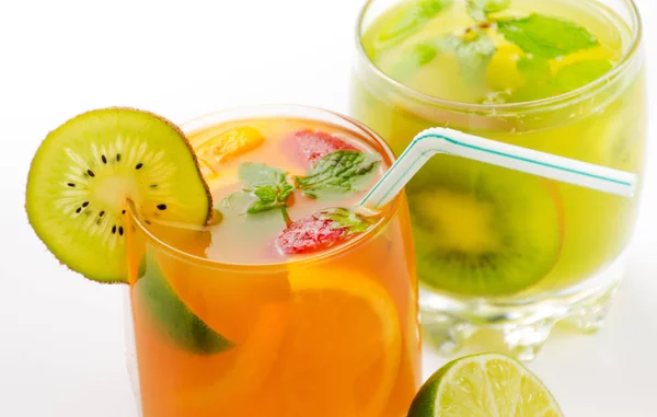 Apelsinjuice och jordgubbs Kiwi citron smoothie kall dryck med — Stockfoto