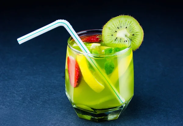 Kiwi juice med jordgubb — Stockfoto
