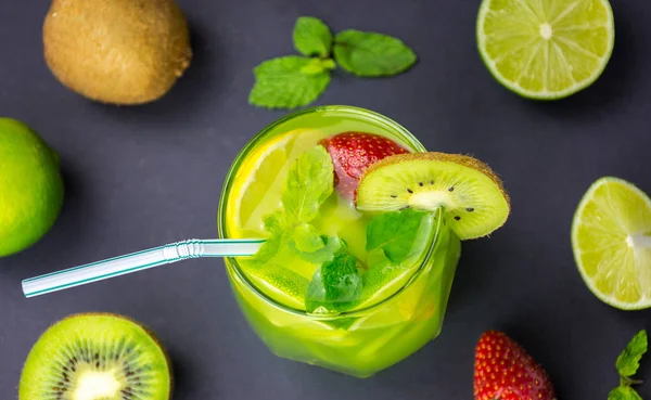 Kiwi juice uppifrån platt låg med färska frukter — Stockfoto