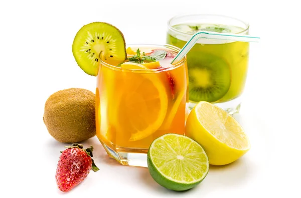 Apelsin och Kiwi juice med färsk frukt — Stockfoto