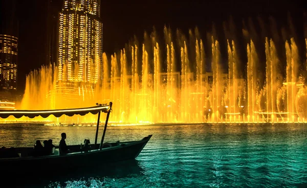 Promenade en bateau de fontaine de danse aquatique Dubai — Photo