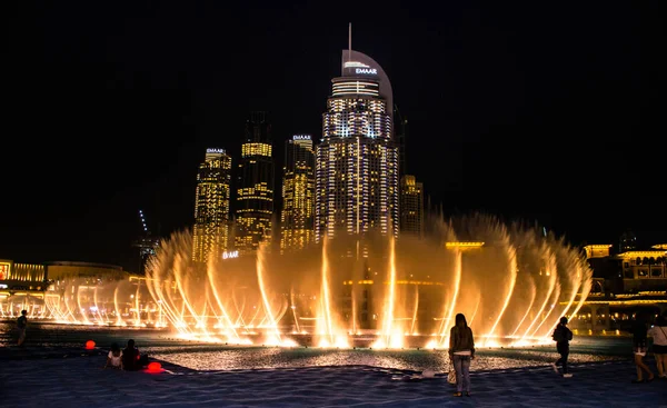 Dubaimall Fontaine d'eau vue sur le lac nuit — Photo