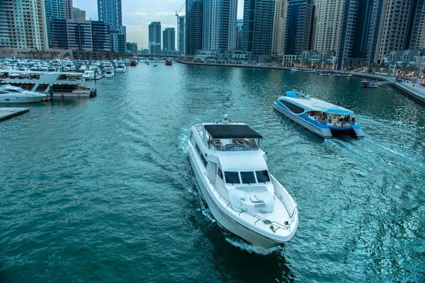 Dubai RTA Transporte de barcos y yates de lujo — Foto de Stock