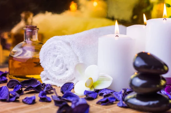 Wellness-Massageartikel mit lila Blüten — Stockfoto