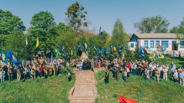 Soğuk Yar. 29 Nisan 2018. Medvedovka. Ukrayna. İnsanlar hava görünümünü. Ralli. Bayraklar. Hava fotoğrafçılığı.