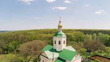 Troitsky Matroninsky Rahibe Manastırı. 29 Nisan 2018. Melniki. Ukrayna. Hava görünümünü Kilisesi. Katedral hava fotoğrafçılığı.