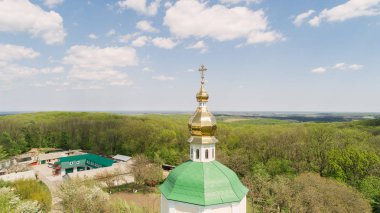 Troitsky Matroninsky Rahibe Manastırı. 29 Nisan 2018. Melniki. Ukrayna. Hava görünümünü Kilisesi. Katedral hava fotoğrafçılığı.
