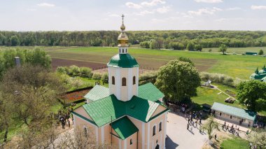 Troitsky Matroninsky Rahibe Manastırı. 29 Nisan 2018. Melniki. Ukrayna. Hava görünümünü Kilisesi. Katedral hava fotoğrafçılığı.