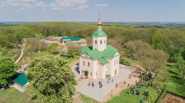Troitsky Matroninsky Rahibe Manastırı. 29 Nisan 2018. Melniki. Ukrayna. Hava görünümünü Kilisesi. Katedral hava fotoğrafçılığı.