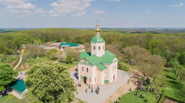 Troitsky Matroninsky Rahibe Manastırı. 29 Nisan 2018. Melniki. Ukrayna. Hava görünümünü Kilisesi. Katedral hava fotoğrafçılığı.