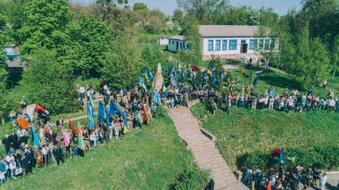 Soğuk Yar. 29 Nisan 2018. Medvedovka. Ukrayna. İnsanlar hava görünümünü. Ralli. Bayraklar. Hava fotoğrafçılığı.