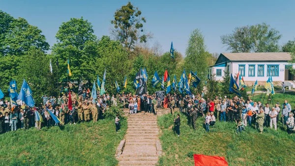 Soğuk Yar. 29 Nisan 2018. Medvedovka. Ukrayna. İnsanlar hava görünümünü. Ralli. Bayraklar. Hava fotoğrafçılığı.