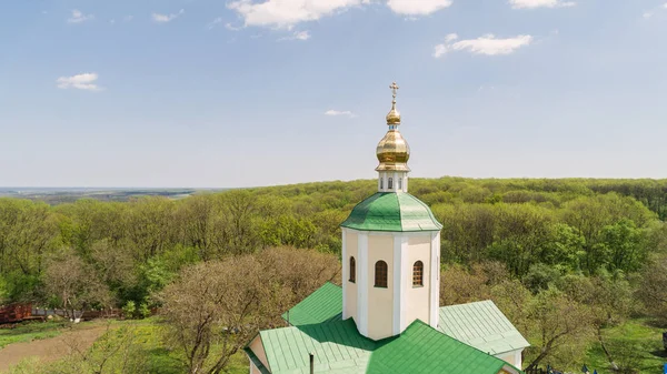 Troitsky Matroninsky Rahibe Manastırı. 29 Nisan 2018. Melniki. Ukrayna. Hava görünümünü Kilisesi. Katedral hava fotoğrafçılığı.