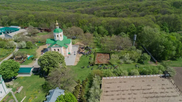 Troitsky Matroninsky Rahibe Manastırı. 29 Nisan 2018. Melniki. Ukrayna. Hava görünümünü Kilisesi. Katedral hava fotoğrafçılığı.