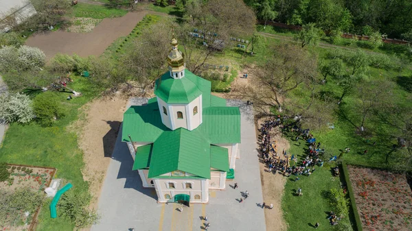 Troitsky Matroninsky Rahibe Manastırı. 29 Nisan 2018. Melniki. Ukrayna. Hava görünümünü Kilisesi. Katedral hava fotoğrafçılığı.