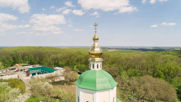 Troitsky Matroninsky Rahibe Manastırı. 29 Nisan 2018. Melniki. Ukrayna. Hava görünümünü Kilisesi. Katedral hava fotoğrafçılığı.