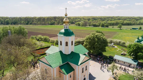 Troitsky Matroninsky Rahibe Manastırı. 29 Nisan 2018. Melniki. Ukrayna. Hava görünümünü Kilisesi. Katedral hava fotoğrafçılığı.