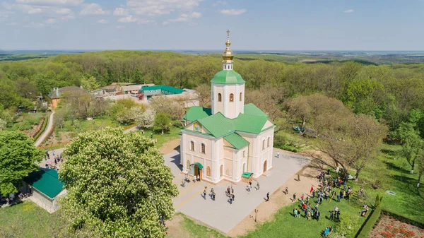 Troitsky Matroninsky Rahibe Manastırı. 29 Nisan 2018. Melniki. Ukrayna. Hava görünümünü Kilisesi. Katedral hava fotoğrafçılığı.