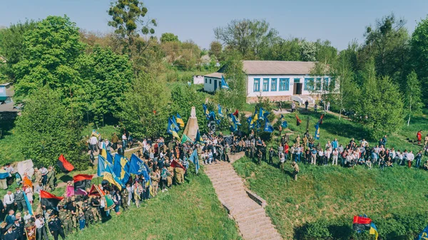 Soğuk Yar. 29 Nisan 2018. Medvedovka. Ukrayna. İnsanlar hava görünümünü. Ralli. Bayraklar. Hava fotoğrafçılığı.