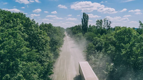 Вид Воздуха Песчаную Дорогу Зеленые Деревья Голубое Небо Облака Автомобили — стоковое фото