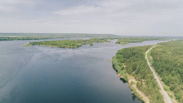 Vista Aérea Lago Floresta Árvores Céu Nuvens Ilha Viaja Ucrânia — Fotografia de Stock