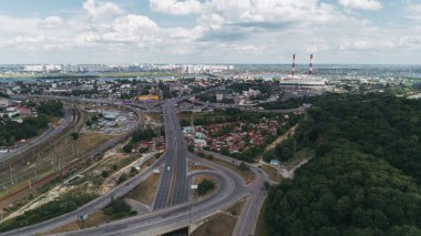 Metro Vydubychi. 2 Temmuz 2917. Kiev. Ukrayna. Yolda araba var. Trafik havadan görünümü.