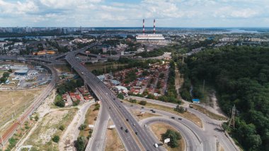 Metro Vydubychi. 2 Temmuz 2917. Kiev. Ukrayna. Yolda araba var. Trafik havadan görünümü.