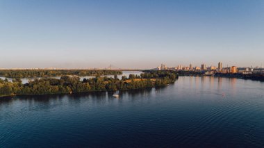 Havadan görünümü adanın. Nehir. Ağaçlar. Seyahatler.