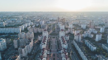 Obolon. 10 Ağustos 2017. Kiev. Ukrayna. Evlerin havadan görünümü. Sunrise.
