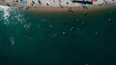 İnsan denizi havadan görünümü. Beach.