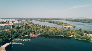 Havadan görünümü adanın. Nehir. Ağaçlar. Seyahatler.
