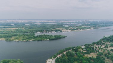 Havadan görünümü adanın. Orman. Ağaçlar. Nehir. Köprü.
