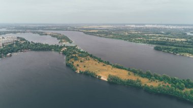 Havadan görünümü adanın. Nehir. Ağaçlar. Seyahatler.