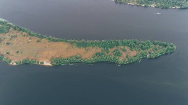 Havadan görünümü adanın. Nehir. Ağaçlar. Seyahatler.