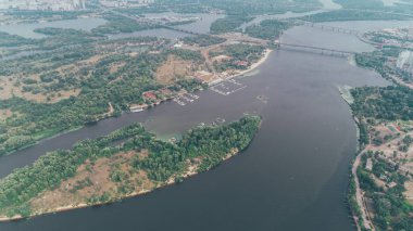 Havadan görünümü adanın. Orman. Ağaçlar. Nehir. Köprü.
