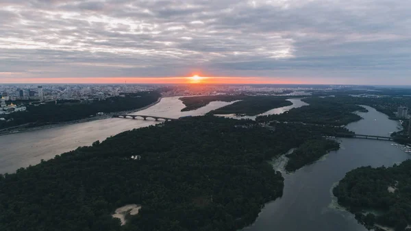 Pôr Sol Vista Aérea Ilha Céu Cinzento Rio Dnieper — Fotografia de Stock