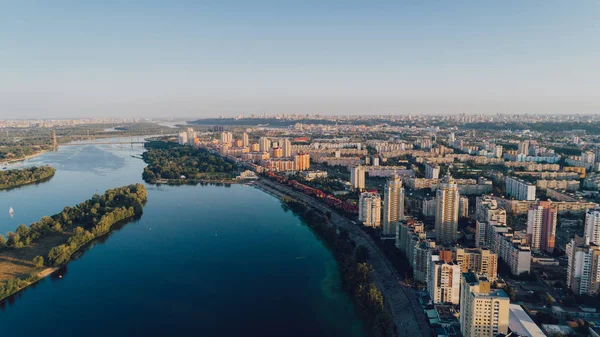 Вид Воздуха Остров Реке Здание Деревья Лес Небо — стоковое фото