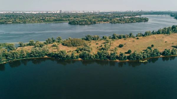 Havadan görünümü adanın. Nehir. Ağaçlar. Seyahatler.