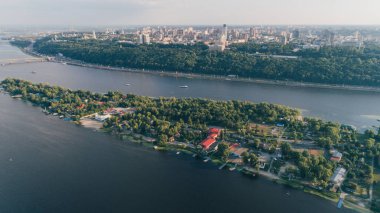 Havadan görünümü adanın. Ağaçlar. Orman. Dinyeper Nehri. Yaz. Bir gün. Kiev. Ukrayna.