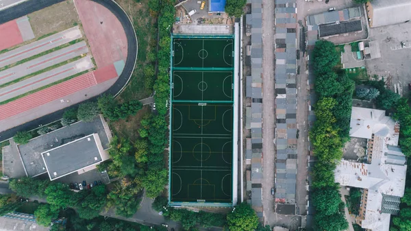Havadan görünümü küçük futbol sahası. Spor. Yeşil çimen.