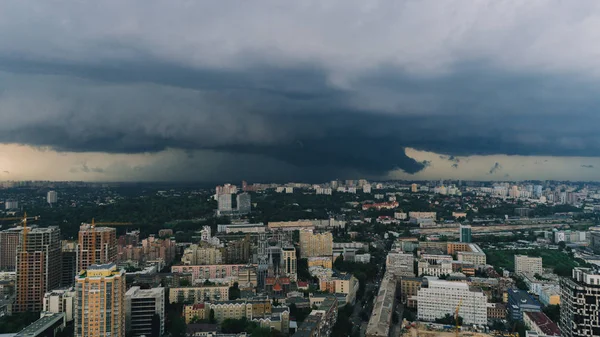 Furacão Nuvens Céu Negro Vista Aérea Megápolis — Fotografia de Stock