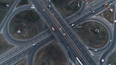 Kiev. Ukrayna. 10 Temmuz 2017. Metro Chernigovskaya. Trafik Kavşağı hava görünümünü. Arabalar.