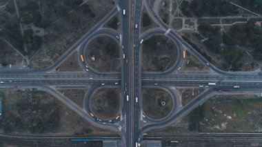 Trafik Kavşağı hava görünümünü. Yolda araba vardır.