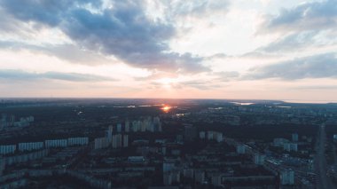 Kiev. Ukrayna. 10 Temmuz 2017. Metro Chernigovskaya. Gün batımının havadan görünümü.