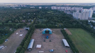 Atlas hafta sonu. 29 Haziran 2017. Kiev. Ukrayna. Alanında kişilik bir kalabalık hava görünümünü. Sahne. Ağaçlar. Festivali. Yaz. Rekreasyon.