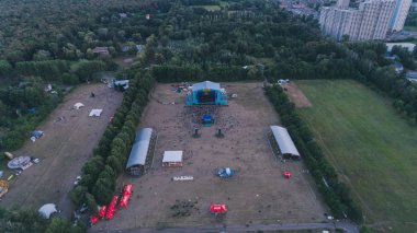 Atlas hafta sonu. 29 Haziran 2017. Kiev. Ukrayna. Alanında kişilik bir kalabalık hava görünümünü. Sahne. Ağaçlar. Festivali. Yaz. Rekreasyon.