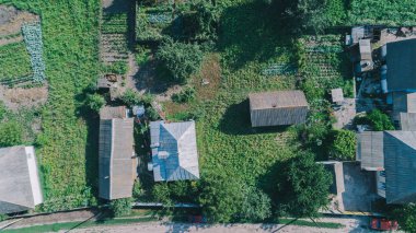Köyde evin havadan görünümü.