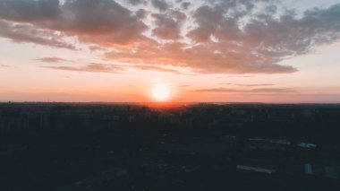 Havadan görünümü günbatımı. Mavi gökyüzü. Bulutlar. Turuncu güneş.